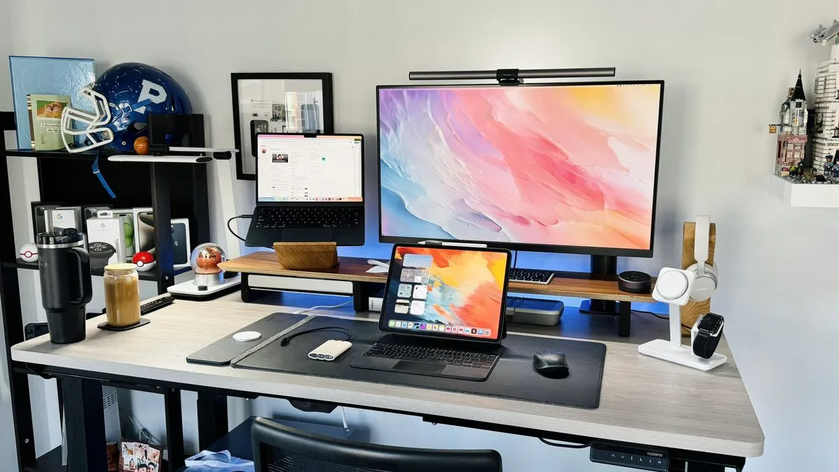 Kamera und weitere Computer-Peripheriegeräte in einer technischen Darstellung